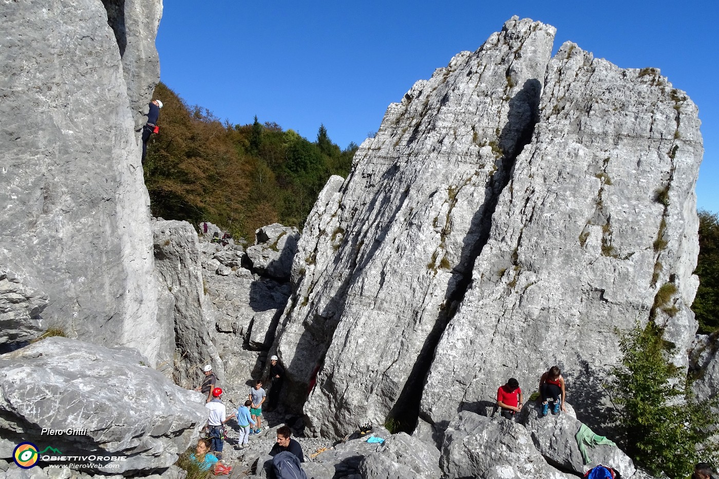 18 Arrampicatori alla base dei torrioni.JPG